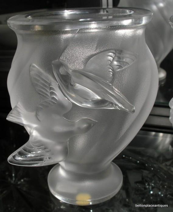 Lalique Vase Doves  5x4 inches...