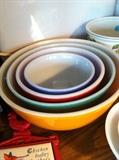 Vintage pyrex bowl set