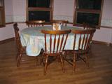 kitchen table w/8 chairs & leaf