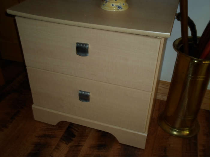 nightstand, light wood, has matching queen bed & dresser w/mirror