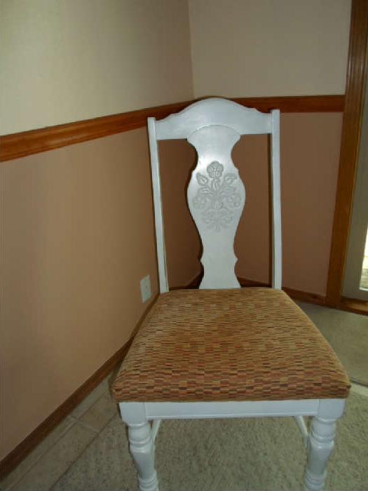 set of 4 chairs that have a dining table