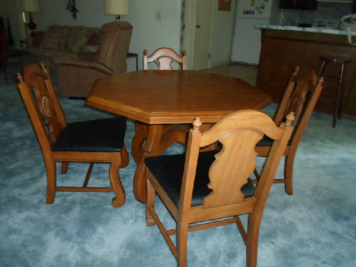 game table w/4 chairs (new owner may buy this)