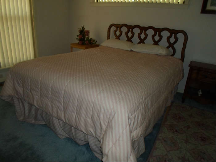 queen bed w/decent mattress