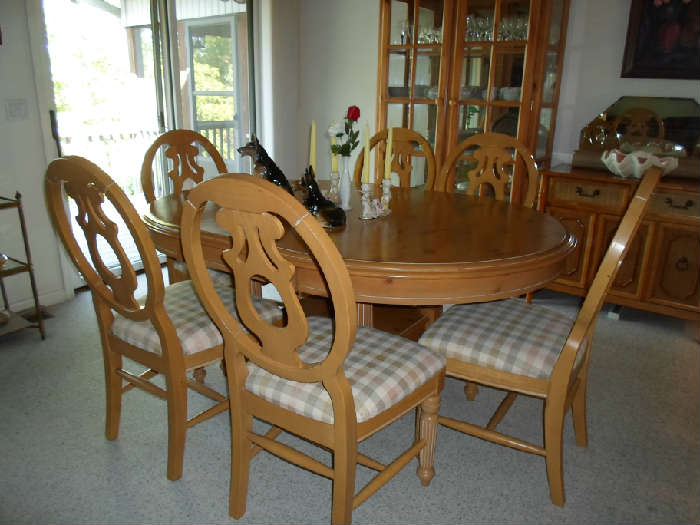 wonderful dining room set w/leaf & 6 chairs w/matching hutch