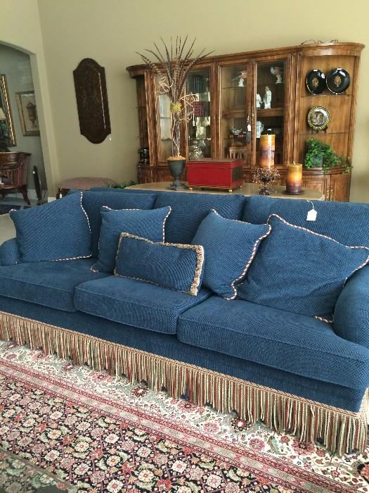       Outstanding blue sofa & 5 comfortable pillows