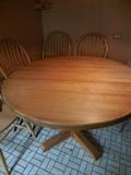 Nice Round Oak Table with 4 Side Chairs