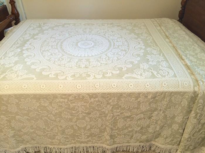 Breathtaking vintage queen coverlet, like new