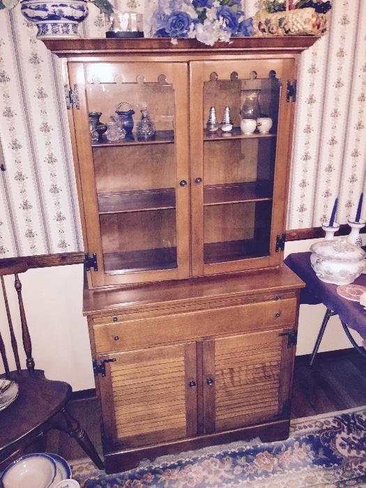 Nice Dining room Cabinet Perfect condition