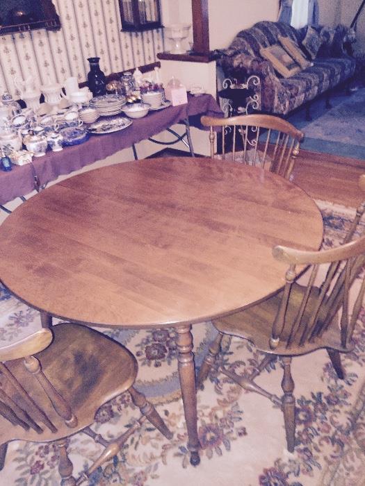 Dining room table in perfect condition shown without the 2 leafs in it