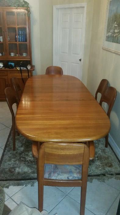Teak Dining Table with 2 Leaves and 6 chair