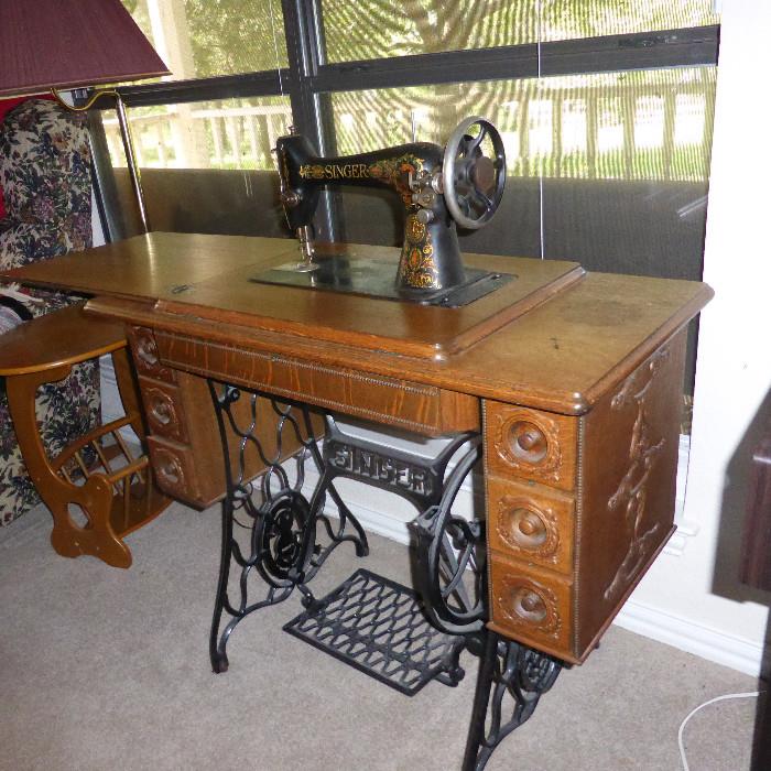 Antique Singer sewing machine, excellent condition 