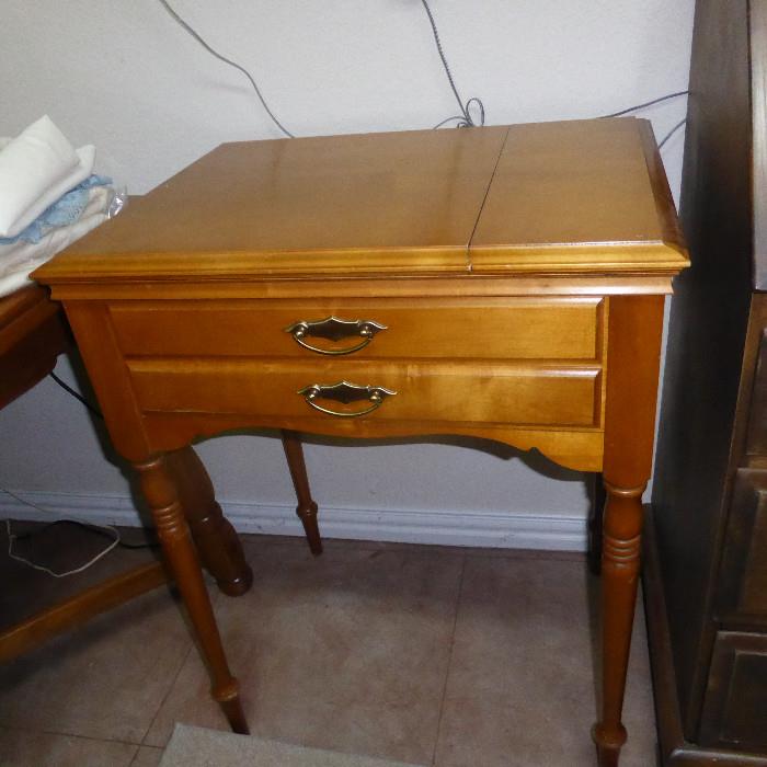 Singer Sewing Machine with table