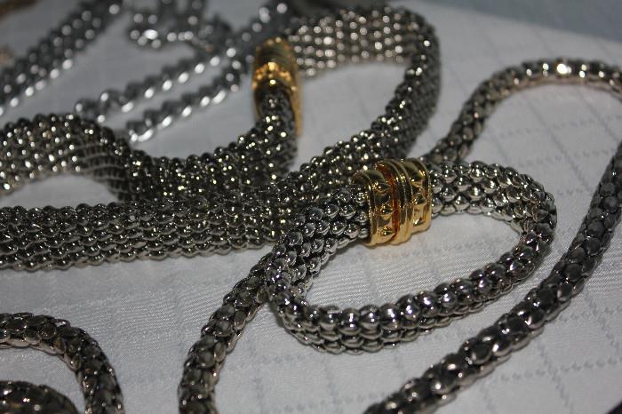 Necklaces and bracelets magnet closure