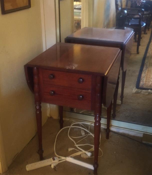 Double drop leaf side/end table / night stand with turned legs