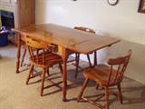 Oak kitchen table with pull out leaves.
Shown with one of the leaves pulled out.
