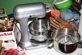 Kitchen Aid Mixer w/Extra Bowls & Attachments 