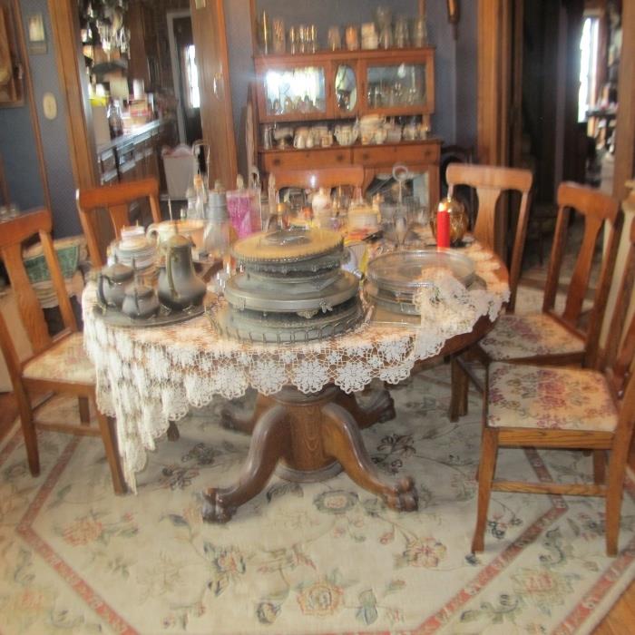 ANTIQUE OAK QUARTER SAWN PAW FOOT PEDESTAL TABLE AND 6 CHAIRS WITH LEAF