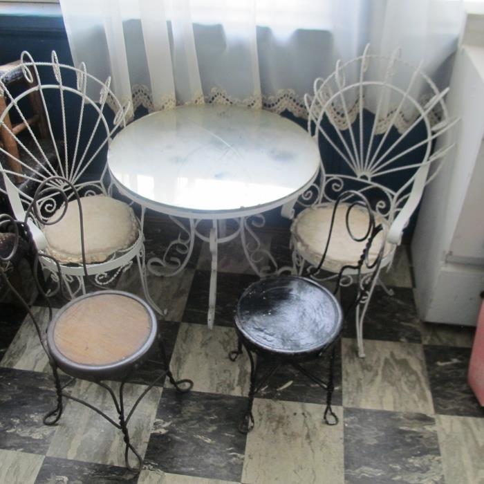 CHILDRENS ICE CREAM PARLOR TABLE AND CHAIRS
