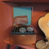 ANTIQUE SALESMAN SAMPLE BOX OF EYE GLASSES