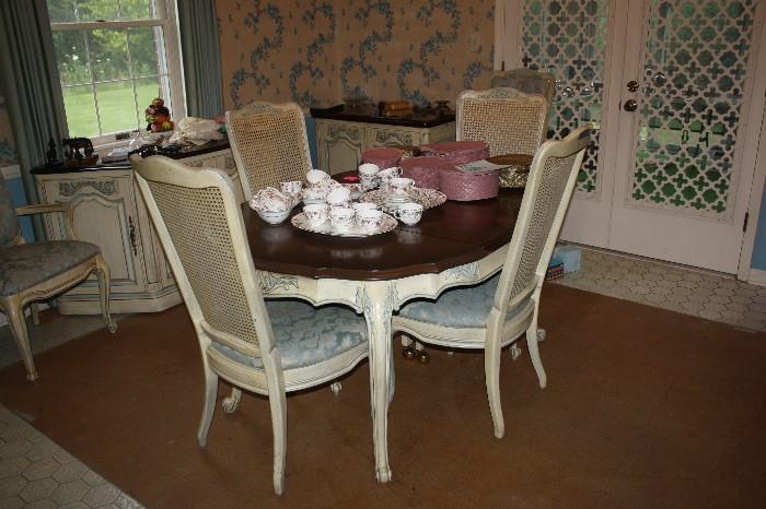FRENCH DINING TABLE WITH LEAVES AND 8 CHAIRS