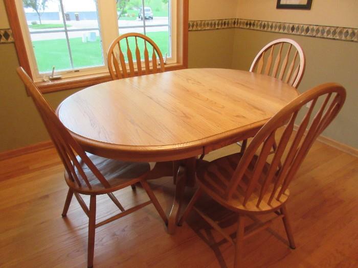 OAK DINING TABLE AND 5 CHAIRS