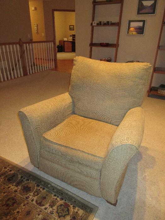 CLEAN GOOD CONDITION SIDE CHAIR