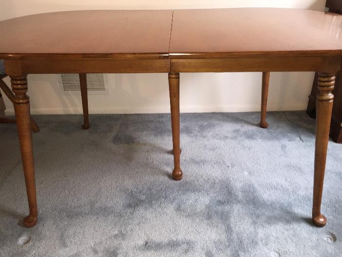 High Quality 5 leg Maple Dining Room Kitchen Table with matching 4 chairs and additional leaf (still in original box)