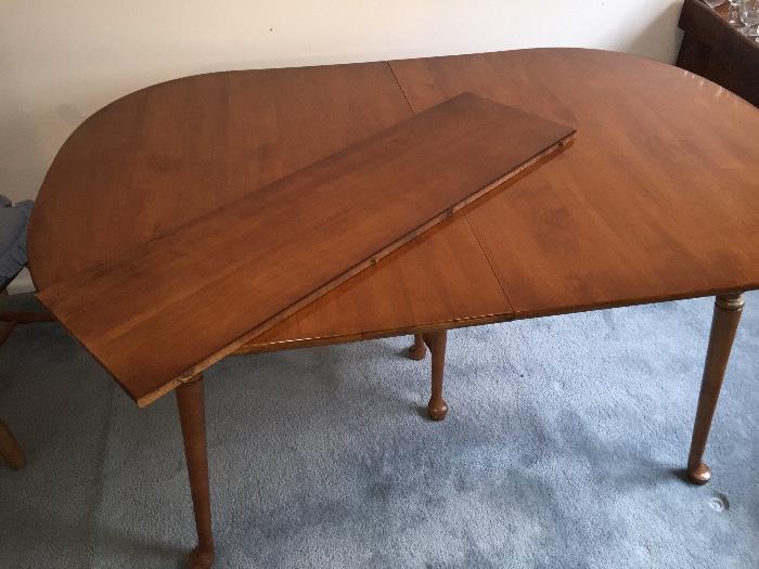 High Quality Maple Dining Room Kitchen Table with matching 4 chairs and additional leaf (still in original box)