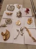 Vintage pins/brooches