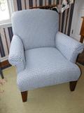 Very comfy arm chair. Would be great in a nursery or as an accent piece!
