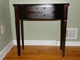 Beautiful Bombay Co. foyer table please see matching mirror.