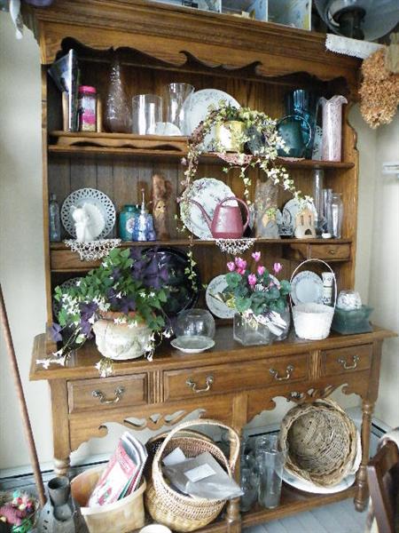 Beautiful Ethan Allen hutch.  Disassembles in two parts! 