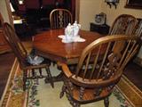 Oak dining room table. Comes with two leaves, seats 8.