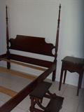 Full bedroom suite. Four-poster bed.
Also includes dressers and 1 night stand.