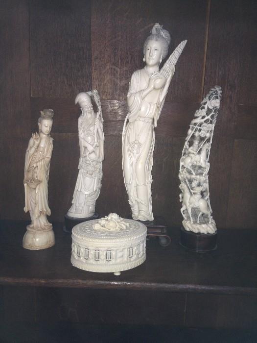 Important collection of pre-ban Ivory from the estate of a 1930s NYC antique dealer
