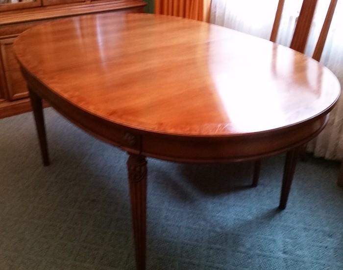 Oval table has a burl wood inlay all around the edge. 3 matching leaves to make for a large table !