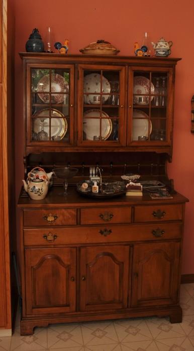 EARLY AMERICAN STYLE CHINA CABINET/HUTCH