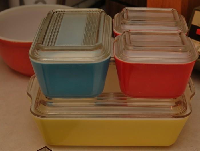 VINTAGE PYREX REFRIGERATOR DISH SET PRIMARY COLORS WITH LIDS YELLOW BLUE RED