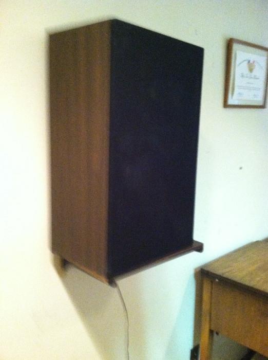Working wall-mounted speakers.