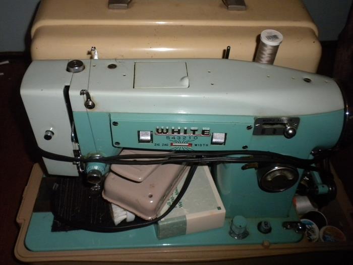 WHITE SEWING MACHINE - TURQUOISE CASE