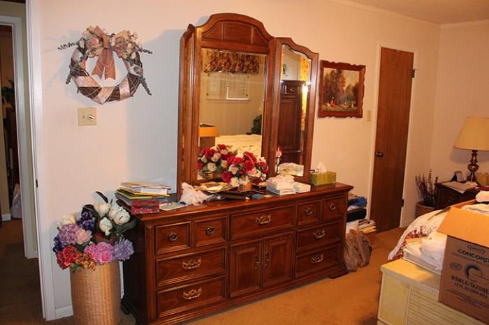 Dresser and Mirror with Thomasville Oak 5 piece Bedroom Set