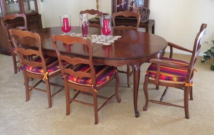 Dining room table, 3 leafs, table pads beautiful condition