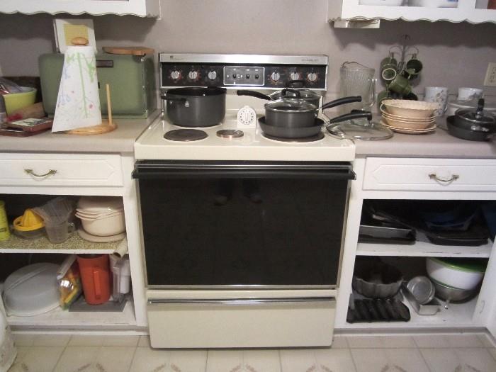 White Westinghouse Stove with Self Cleaning Oven