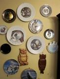 Various owl plates and wall art.