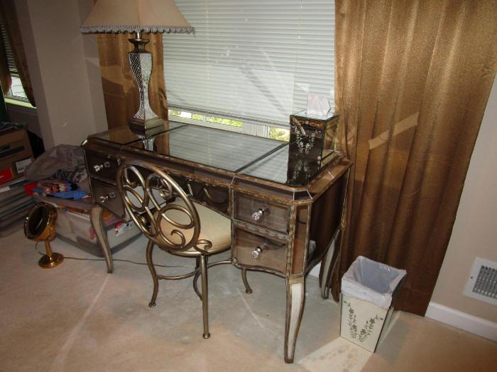 HOLLYWOOD GLAM MIRRORED VANITY