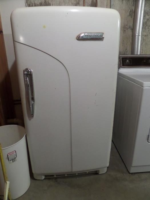vintage Deepfreez refrigerator this thing is litteraly very cool