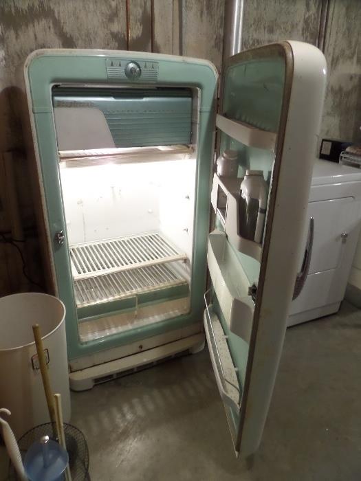 vintage Deepfreez refrigerator this thing is litteraly very cool