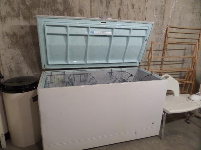 chest freezer 5' long 28" wide in working condition 