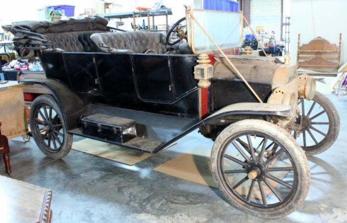 Ford 1912 Model T Touring Sedan   http://bid.auctionbymayo.com/view-auctions/catalog/id/7786/lot/1040269/?url=%2Fview-auctions%2Fcatalog%2Fid%2F7786%2F