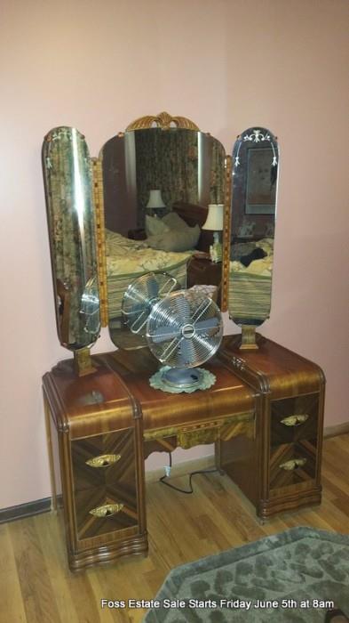Waterfall front vanity with 3-part mirror